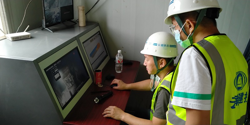 通過隧道監控系統，查看隧道內施工情況.jpg