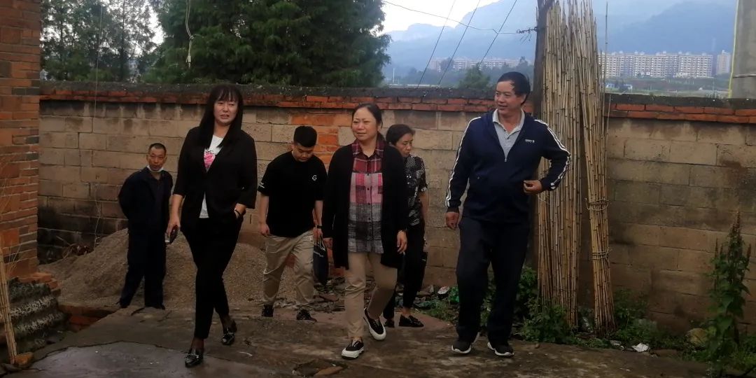 郭玲帶隊到工業(yè)公司開展綜合大檢查及“送清涼”慰問活動2.jpg